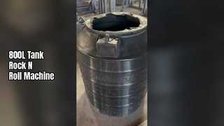 回転成形機で800Lの水タンクを作る